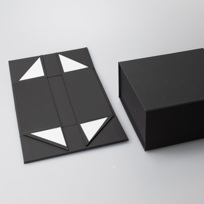 Flat Folding Gift Box With Magnetic Lid 4C UV Lamination Embossing Stamping