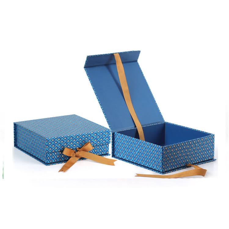 Luxury Custom Apparel Packaging Boxes CMYK Logo Matte Magnetic Closure Gift Box