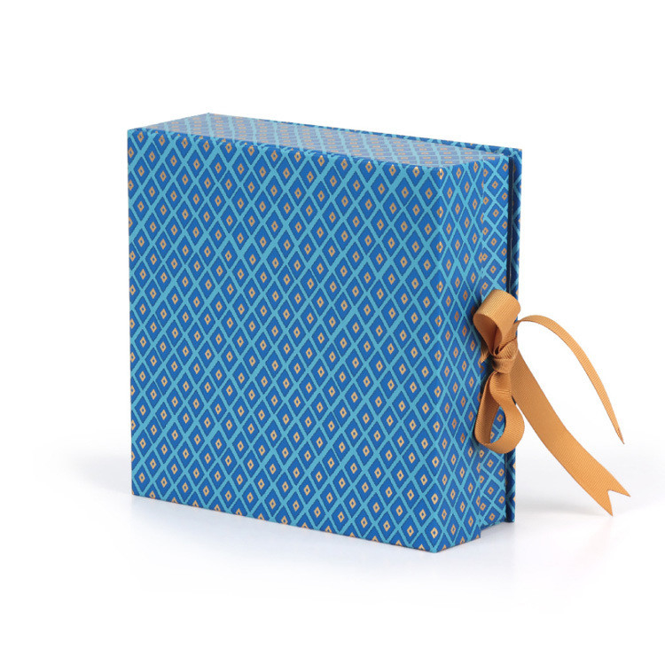 Luxury Custom Apparel Packaging Boxes CMYK Logo Matte Magnetic Closure Gift Box
