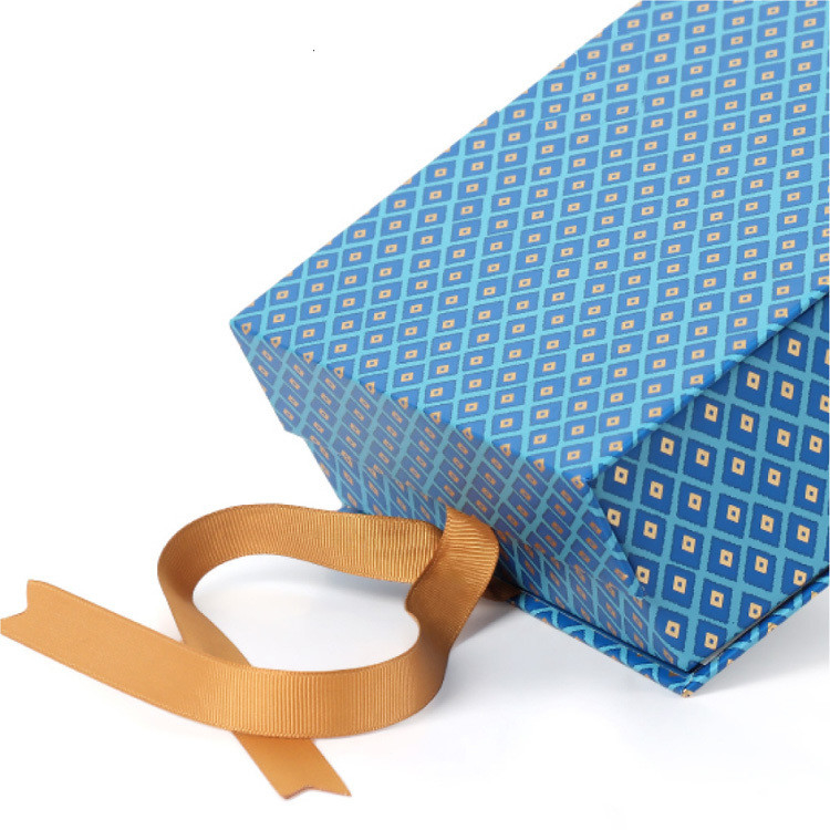 Luxury Custom Apparel Packaging Boxes CMYK Logo Matte Magnetic Closure Gift Box