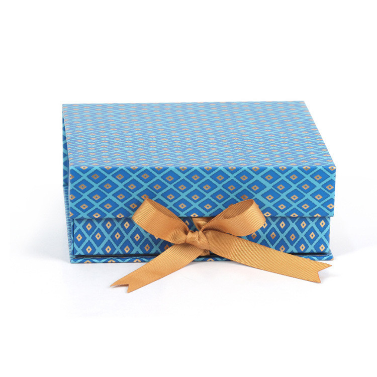 Luxury Custom Apparel Packaging Boxes CMYK Logo Matte Magnetic Closure Gift Box